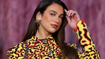 Dua Lipa demanda a Samsung por usar su imagen en televisores sin permiso