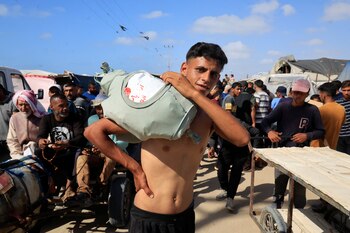 Un hombre carga suministros mientras