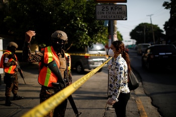 Un soldado da instrucciones a