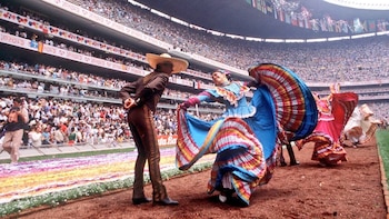 La ceremonia del Mundial 1986 en el Estadio Azteca incluyó bailes típicos, trajes regionales, un montaje visual para televisión y la presenxcia del emblemático Pique. (Crédito especial: X/ @MXESTADIOS)