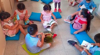 Explorar libros e inventar historias