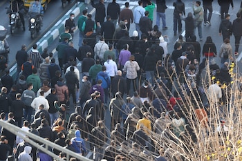 Manifestantes marchan por el centro