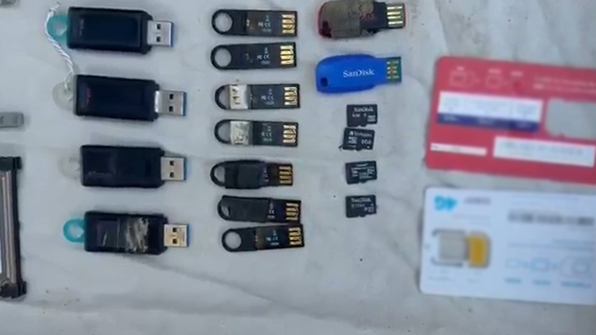 Varias memorias USB, tarjetas micro SD y adaptadores de tarjetas SIM fueron secuestradas