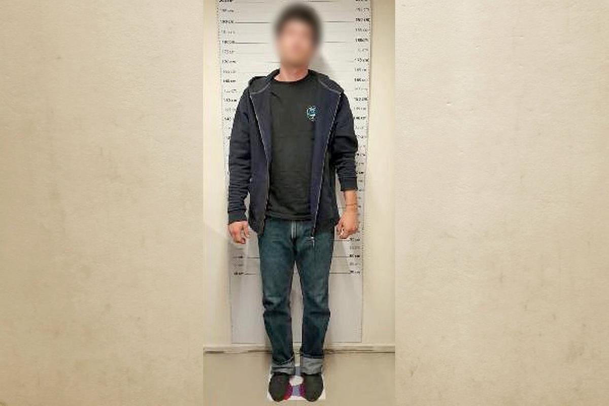 Un hombre permanece de pie frente a una escala de estatura tras ser arrestado por las autoridades. (Policía de la Ciudad)