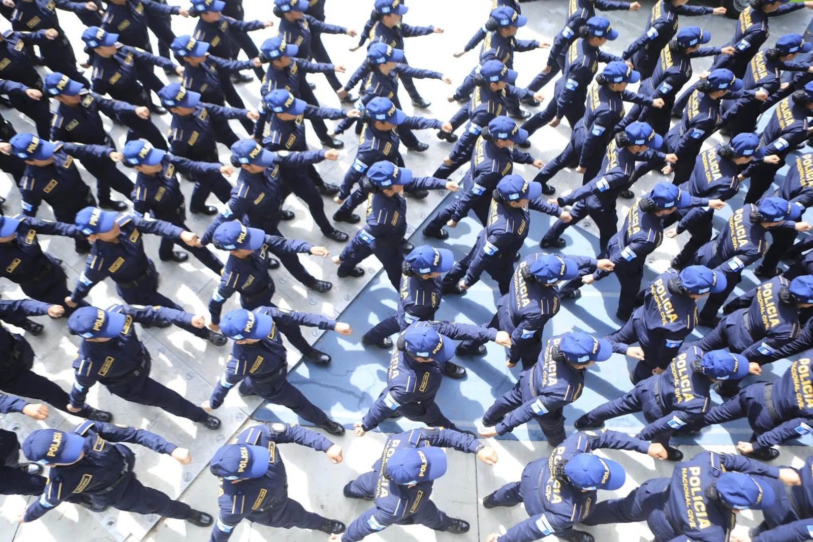 Bernardo Arévalo encabezó la graduación de 3.098 nuevos agentes de la Policía Nacional Civil de Guatemala como parte de la meta de sumar 12.000 efectivos durante su gobierno. (PNCdeGuatemala)
