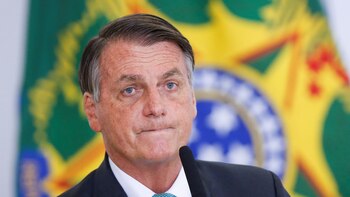 Jair Bolsonaro aumentó un impuesto a las transacciones financieras en Brasil para mejorar un plan de asistencia social
