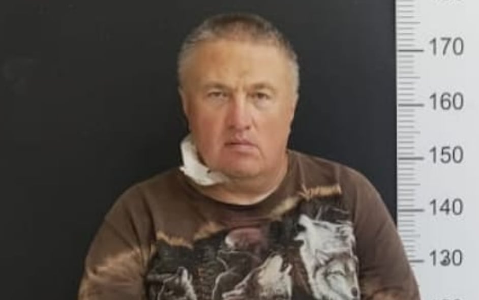 Konstantin Rudnev, tras ser detenido en Bariloche, con una venda en su garganta luego de cortarse con una navaja