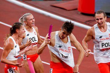 EVE4263. TOKIO (JAPÓN), 31/07/2021.- Los atletas del equipo polaco consiguen la medalla de oro en la prueba de relevos mixtos 4x400m de atletismo durante los Juegos Olímpicos 2020, este sábado en el Estadio Olímpico de Tokio (Japón). EFE/ Alberto Estévez