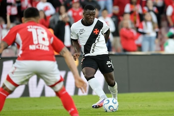 AMDEP1730. BOGOTÁ (COLOMBIA), 08/09/2026.- Marino Hinestroza de Vasco da Gama controla el balón este martes, en el partido de ida de cuartos de final de la Copa Sudamericana entre Santa Fe y Vasco da Gama en el estadio El Campín, en Bogotá (Colombia). EFE/ Carlos Ortega