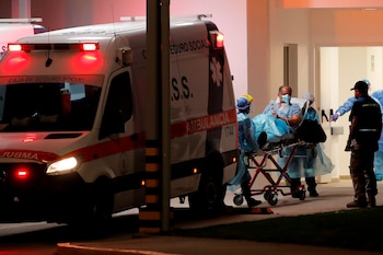 Imagen de Archivo: Ambulancias trasladan a un paciente en ciudad de Panamá. EFE/Bienvenido Velasco