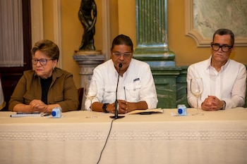 Juan Manuel Méndez, titular del COE, destaca la necesidad de cumplir con las recomendaciones oficiales y mantenerse informado ante posibles ampliaciones de las alertas. (Cortesía: Presidencia de la República Dominicana)