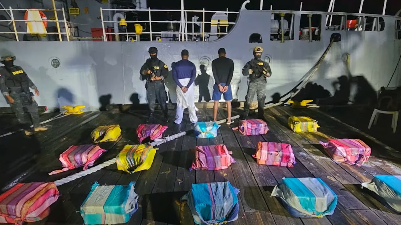 Dos dominicanos fueron capturados a bordo de una embarcación tipo go fast al sur de Punta Salinas. El operativo involucró a fuerzas aéreas, marítimas y terrestres, además de agencias estadounidenses y neerlandesas (Captura de video)