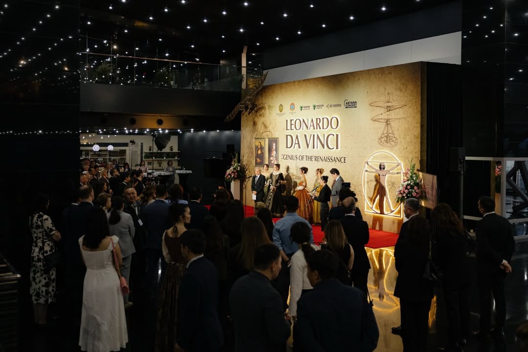 El recorrido reúne piezas recreadas desde los Códices de Vinci, documentos históricos y montajes multimedia en casi 3.000 metros cuadrados (Instagram: @astanaconcert.kz)
