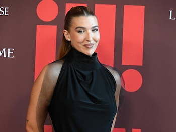 23/09/2026 Alba Díaz en los premios Gen ¡H! de la revista ¡Hola! celebrados este martes en Las Ventas.
Su autenticidad y naturalidad en redes sociales, compartiendo su día a día con sus seguidores y dando normalidad a 'problemas' sobre los que otras influencers no suelen hablar con tanta franqueza -como el aumento de peso o los ataques que recibe por no tener medidas de modelo- han servido a Alba Díaz para alzarse con el premio Gen ¡H! de la revista ¡Hola! en la categoría de Impacto Positivo y Autenticidad en una gala celebrada este martes en la madrileña plaza de Las Ventas.
EUROPA ESPAÑA SOCIEDAD