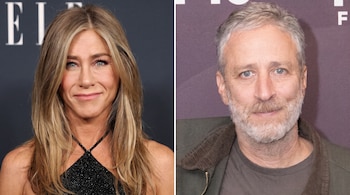 Fotografía dividida en dos partes con Jennifer Aniston a la izquierda y Jon Stewart a la derecha.