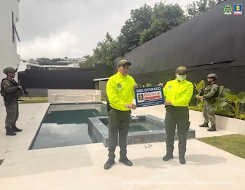 La investigación reveló que la banda adquiere droga en Cauca y Nariño y la traslada a aeropuertos de Bogotá y Cali para enviarla a México y otros destinos - crédito @FiscaliaCol / X