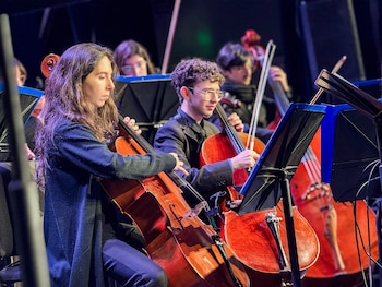 La camerata de cuerdas del Instituto Superior de Arte del Teatro Colón tocó en la Feira del Libro (Fundación El Libro)