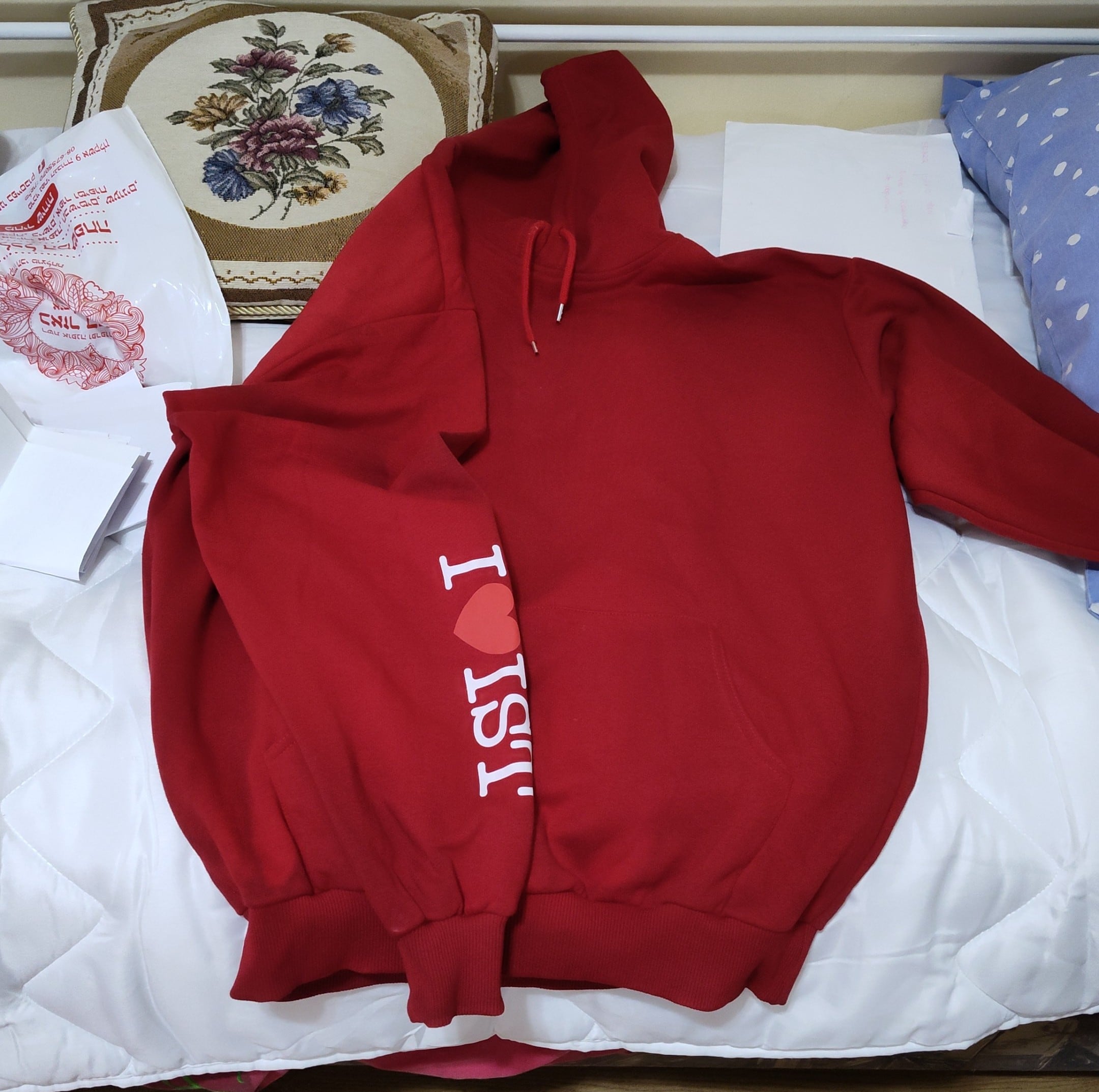 El buzo rojo de mi papá ahora lo usa mi nieto (le queda bárbaro)