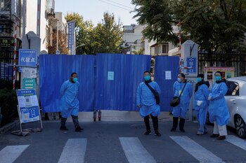 Oficiales con equipo de protección