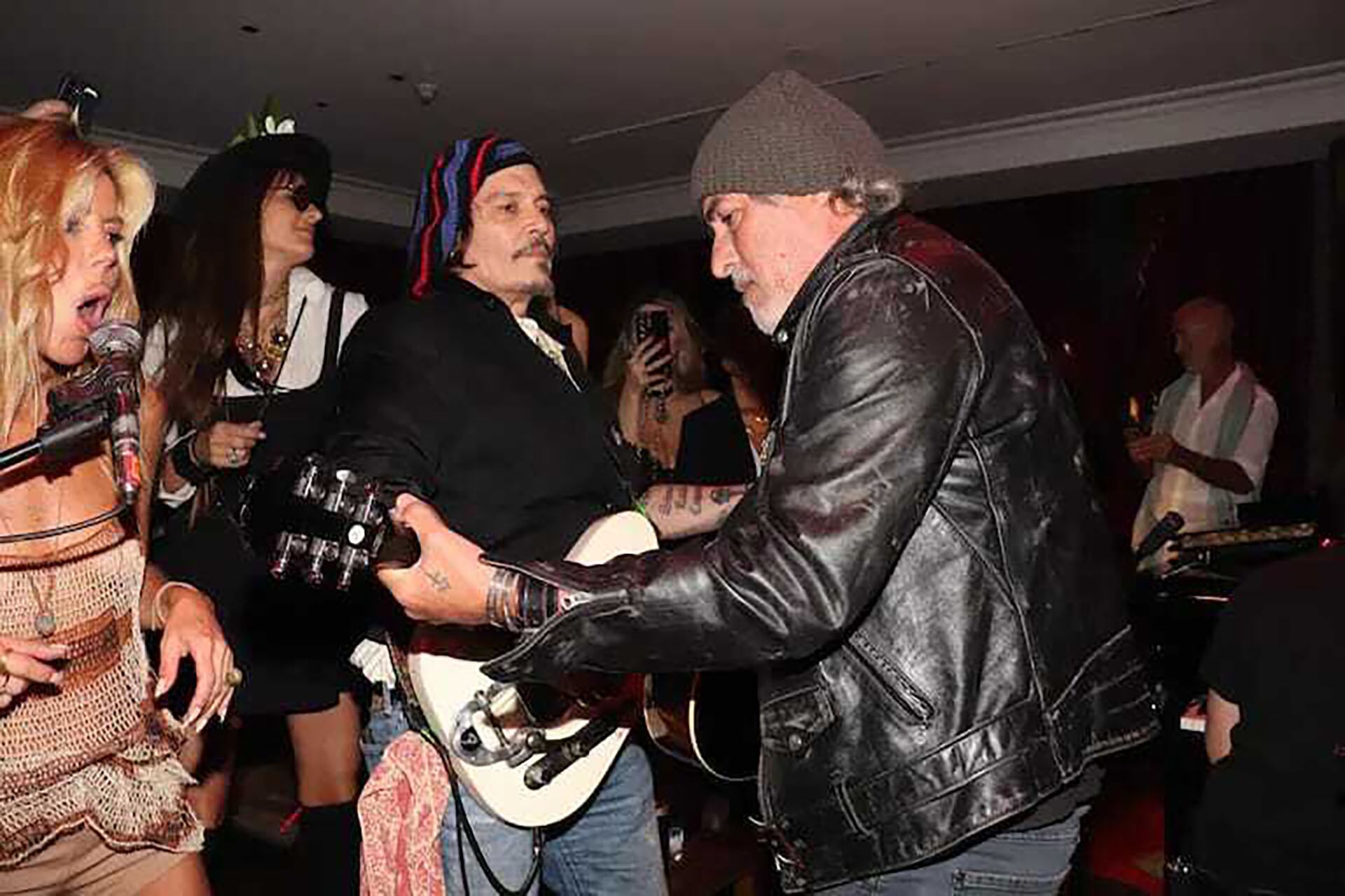 La noche incluyó un espectáculo musical improvisado con Johnny Depp y “Corcho” Rodríguez tocando guitarras en The Library Lounge