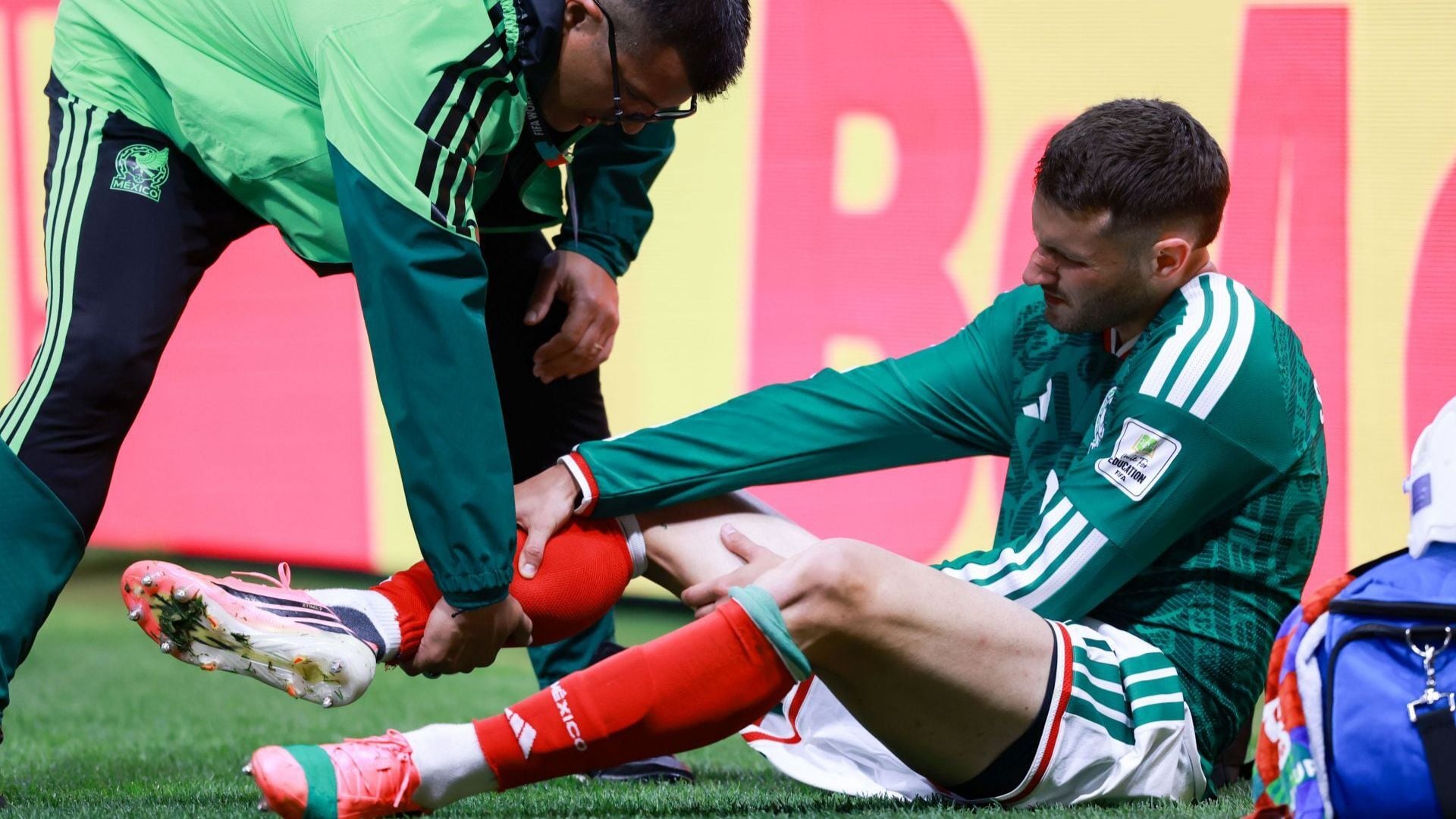 Santiago Giménez se lesionó en el partido de México vs Inglaterra correspondiente a la fase de 8vos de final de la Copa Mundial de la FIFA 2026, en el Estadio Ciudad de México. FOTO: EDGAR NEGRETE LIRA/CUARTOSCURO.COM
