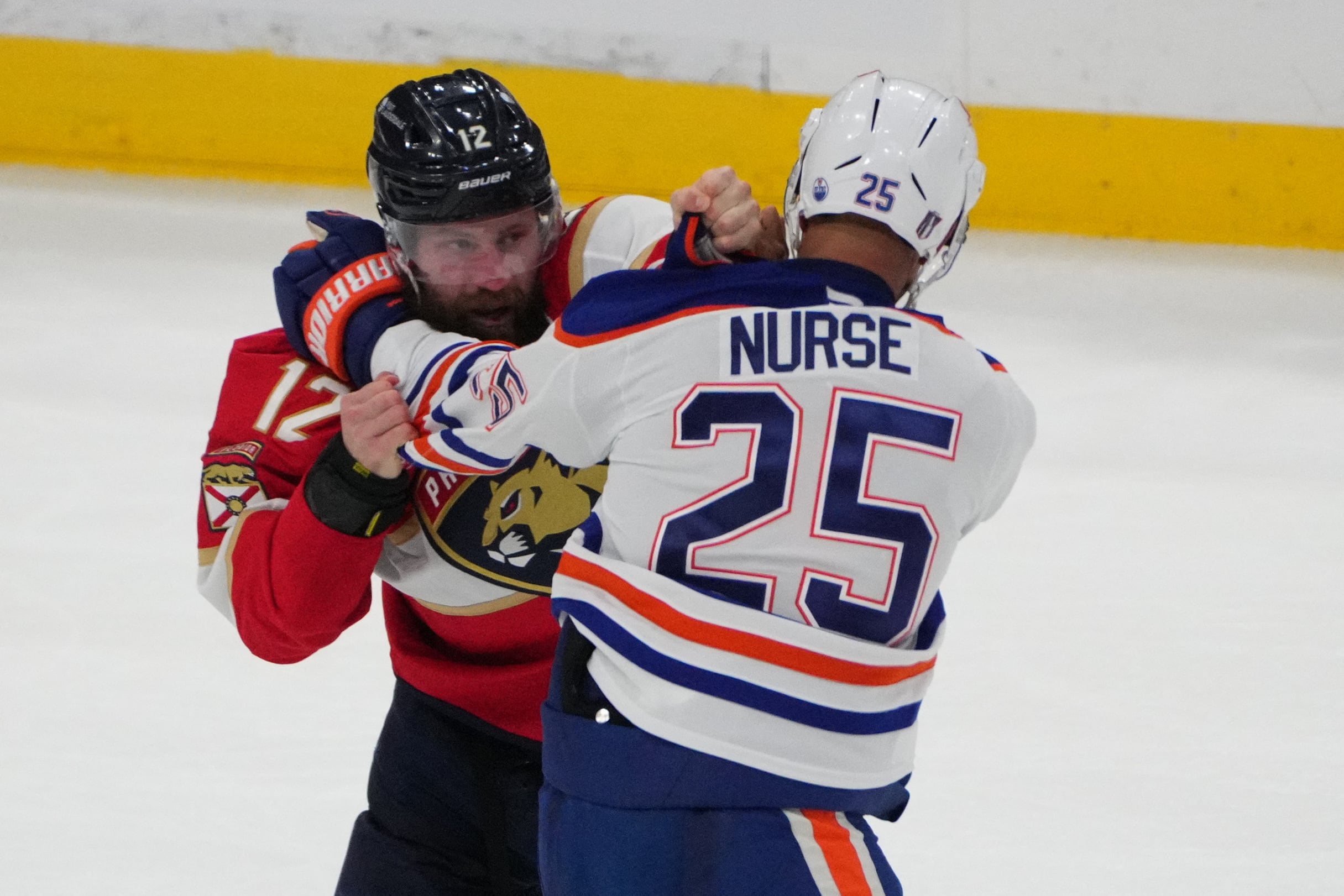 Jonah Gadjovich y Darnell Nurse, uno de los focos de conflicto en Sunrise, Florida (Crédito: Jim Rassol)