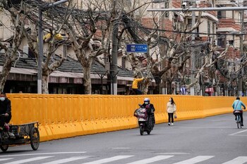 Barreras construidas para separar los edificios de una calle, en medio de la pandemia de la enfermedad del coronavirus (COVID-19) en Shanghái, China el 22 de marzo de 2022. REUTERS/Aly Song