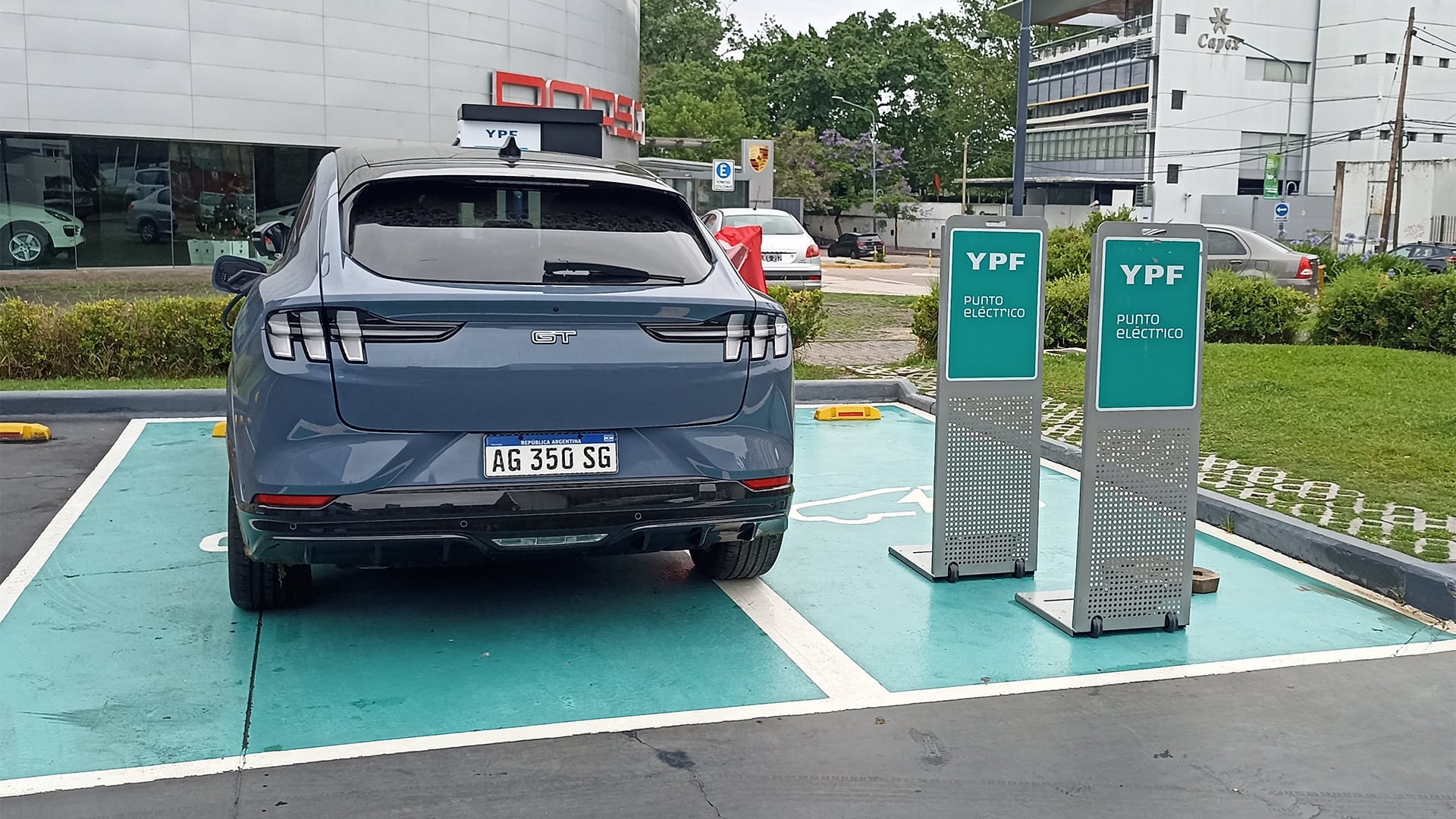 La modalidad de comercialización es diferente según las empresas. Algunas venden pack de kWh y otras cobran por minuto de conexión.