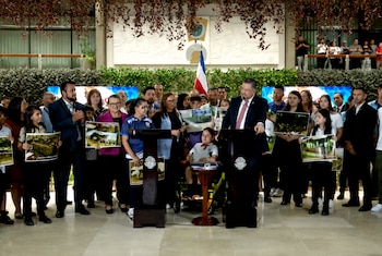 Proyectos de infraestructura y sociales, como la construcción de escuelas en Pérez Zeledón, son defendidos como logros emblemáticos del período de Chaves. Cortesía: Transmisión Presidencia de la República