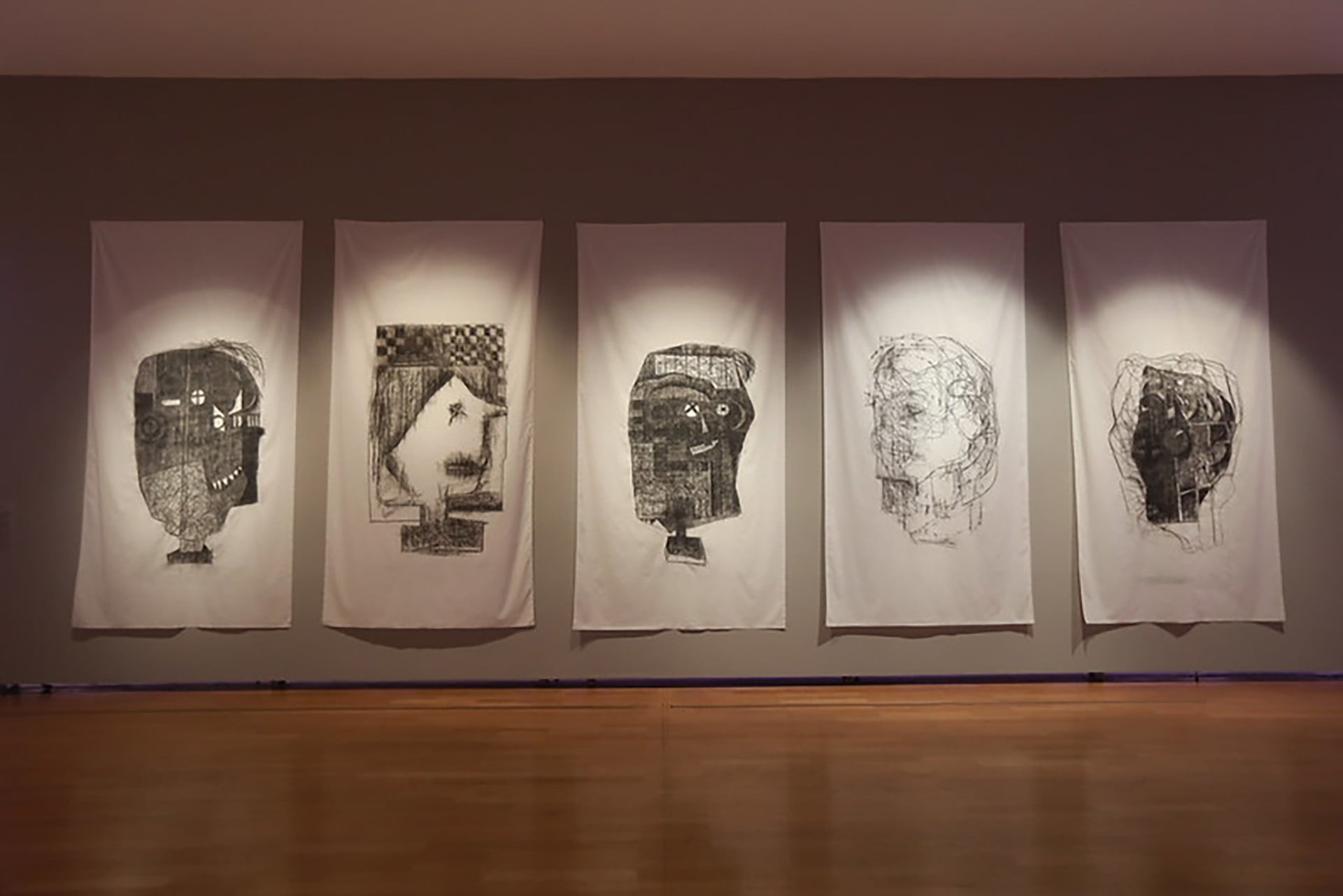 Las pinturas aeropostales constituyen una estrategia desarrollada por Dittborn a inicios de la década de 1980