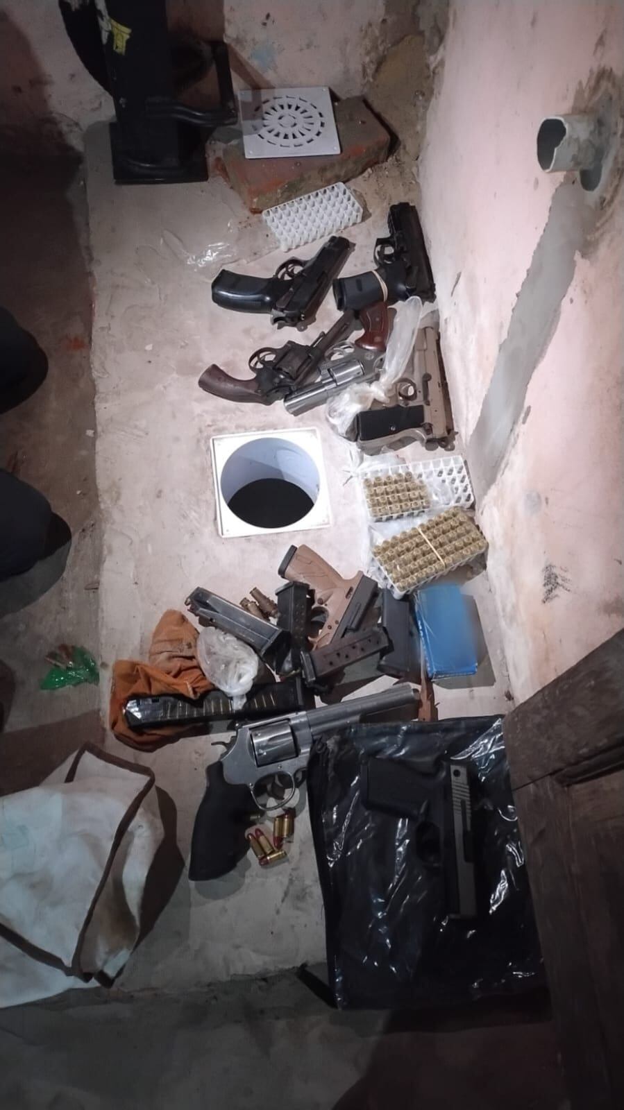 La rejilla donde estaba el arsenal