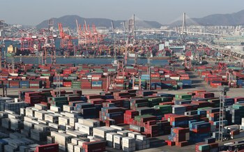 Contenedores en el puerto de Busan en una imagen de archivo. EFE/EPA/YONHAP