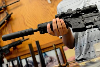 Los oficiales asignados a