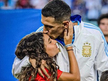 Ángel Di María con su hija Mía en la Copa América 2024 (@angeldimariajm)