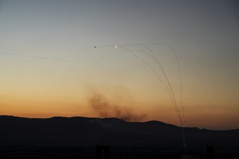 Intercepciones de cohetes lanzados desde el Líbano a Israel (REUTERS/Ayal Margolin)