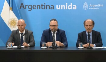 El ministro Kulfas (centro) presentó