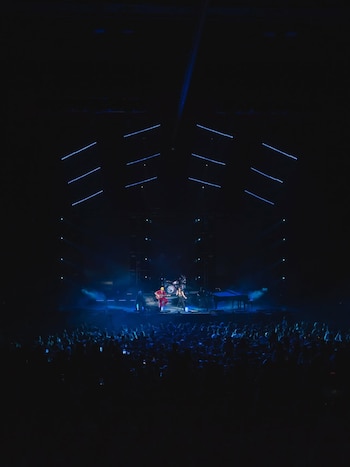 El dúo mexicano presenta un repertorio que recorre sus grandes éxitos y canciones emblemáticas, generando nostalgia y emoción entre el público.