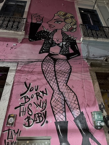 El mural de Lady Gaga con la leyenda "You born this way baby", firmado por la artista Tami Lemos, en uno de los barrios de Río de Janeiro