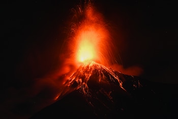 Volcán de fuego de Guatemala en constantes erupciones, las más fuertes en años