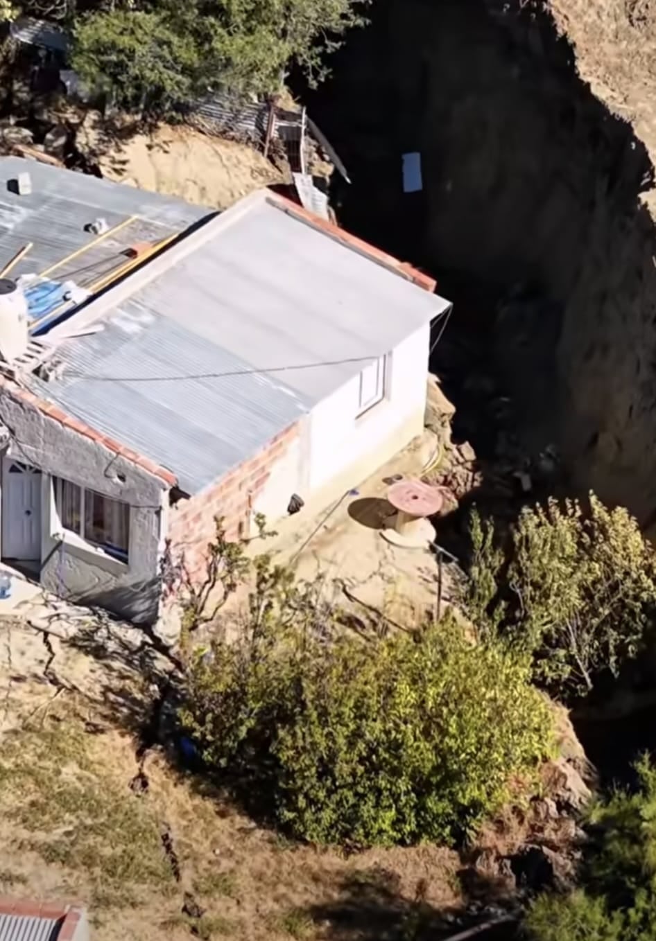 Las grietas en muros, pisos y techos expusieron el impacto del desplazamiento de tierra en el cerro Hermitte