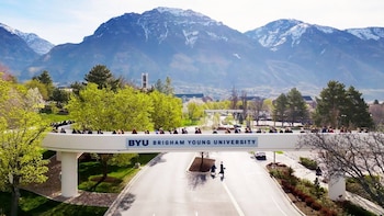 Estudiantes transitan por el puente