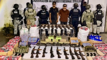 Golpe al Cártel de Sinaloa: detienen a 2 en Mazatlán con 19 armas largas, más de 15 mil balas y equipo táctico