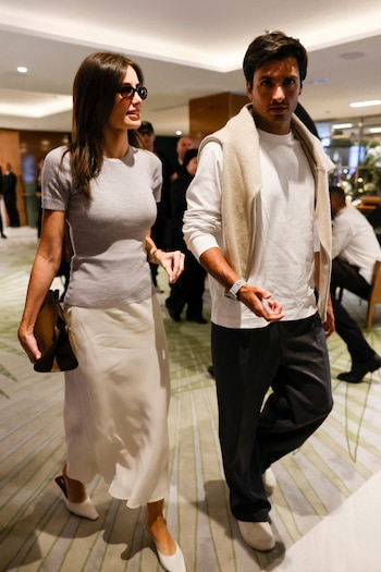 Carlos Sainz Jr. y Rebecca Donaldson en su llegada la ceremonia inaugural del Festival de Cannes 2026 (Grosby)