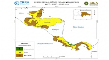 Mapa de Centroamérica y República Dominicana mostrando la probabilidad de lluvia para mayo-julio de 2026, con áreas verdes (arriba normal), amarillas (normal) y marrones (bajo normal).
