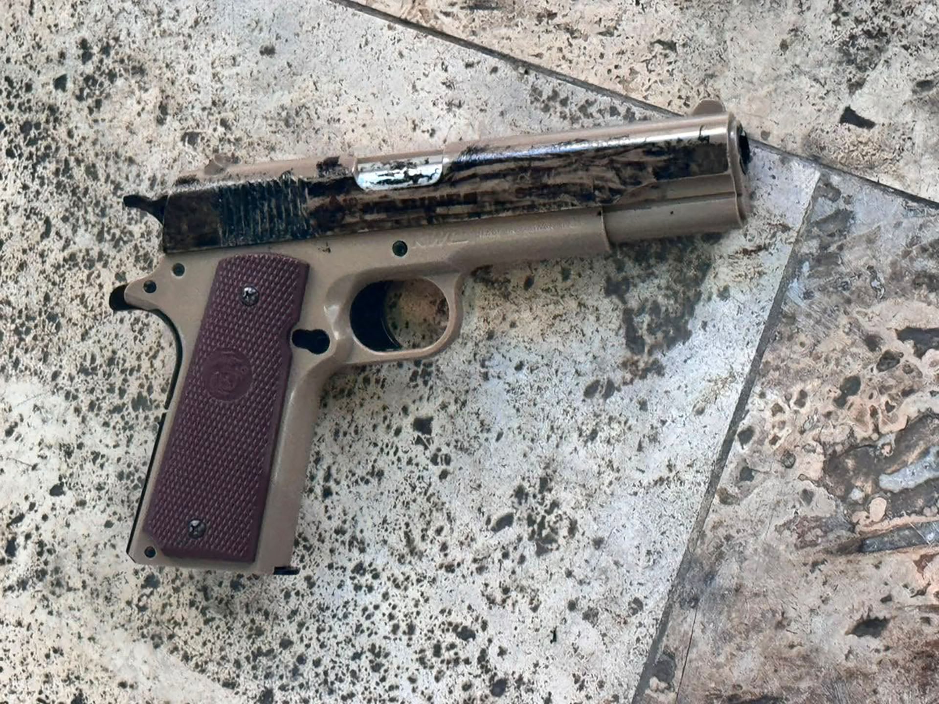 La réplica de arma de fuego que utilizaron los estafadores para amenazar a las víctimas.