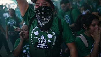 “¡Ni perdón, ni olvido!”: Universidad de El Salvador conmemora masacre de estudiantes de la época de la guerra civil