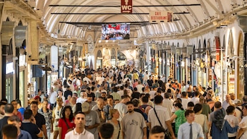 Visitantes pasean por el histórico