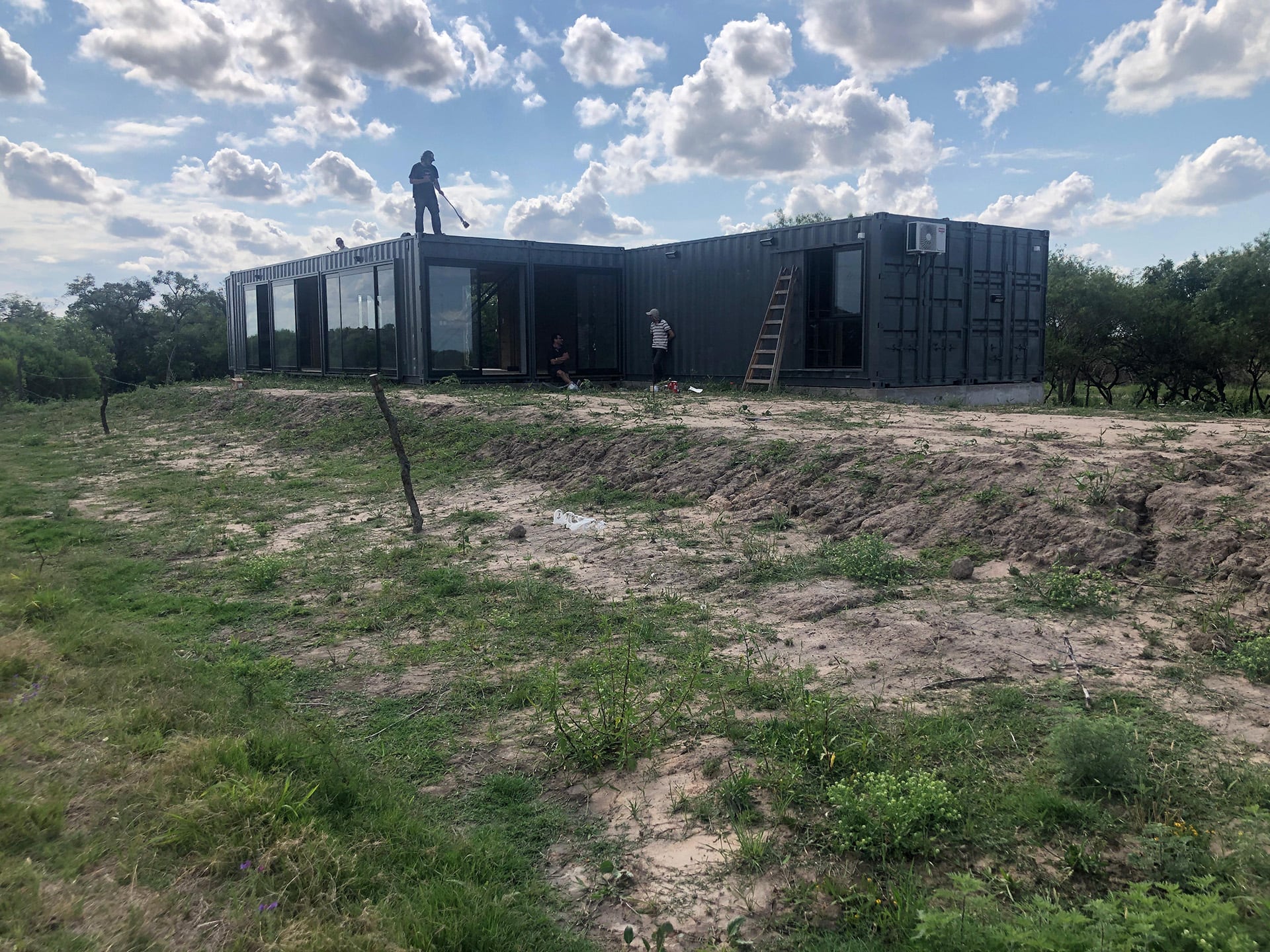 La casa fue construida en una fábrica y luego trasladada en camiones hasta el campo para su encastre final