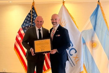 El director de la PCD, Stephen Madden, recibió el reconocimiento de la DEA durante un encuentro que reunió a representantes de más de 130 países. Crédito: MSP