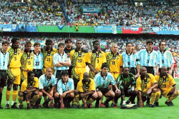 El plantel de Jamaica se tomó una fotografía con la nómina de Argentina tras ser derrotados - crédito AFP